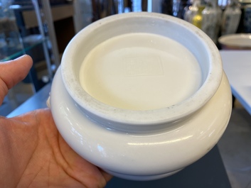 Een Chinese Dehua blanc de Chine wierookbrander met leeuwenkoppen, Xuande merk, Kangxi