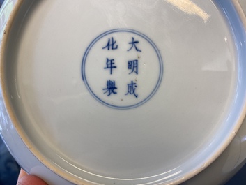 Une assiette en porcelaine de Chine doucai &agrave; d&eacute;cor de canards mandarins, marque de Chenghua, 18/19&egrave;me