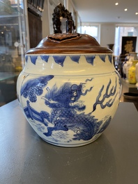 Un bol en porcelaine de Chine en bleu et blanc &agrave; d&eacute;cor de qilins, &eacute;poque Transition
