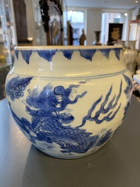Un bol en porcelaine de Chine en bleu et blanc &agrave; d&eacute;cor de qilins, &eacute;poque Transition