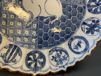 Une assiette en porcelaine Arita de Japon en bleu et blanc &agrave; d&eacute;cor d'un li&egrave;vre, Edo, d&eacute;but du 18&egrave;me