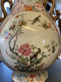 Un vase de forme 'hu' en porcelaine de Chine famille rose &agrave; d&eacute;cor millefleurs, marque de Qianlong, R&eacute;publique