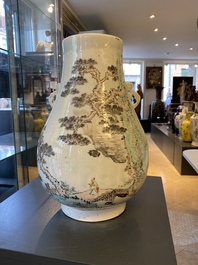 Un vase de forme 'hu' en porcelaine de Chine qianjiang cai, sign&eacute; Hai Lin, dat&eacute; 1878