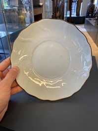 Een Chinees wit-geglazuurd bord met ingekrast lotusdecor, Xuande merk en periode