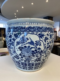 A large Chinese blue and white fish bowl with an eagle and magpies, 19th C.