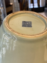 Un vase en porcelaine de Chine c&eacute;ladon monochrome, marque de Qianlong, 19/20&egrave;me