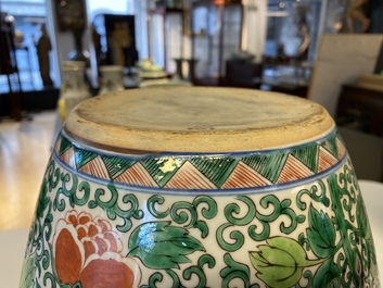 Une paire de vases en porcelaine de Chine famille verte &agrave; d&eacute;cor de ph&eacute;nix, 19&egrave;me