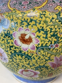 Un grand aquarium en porcelaine de Chine famille rose &agrave; fond jaune, 19&egrave;me