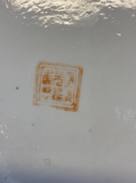 Une grande th&eacute;i&egrave;re couverte en porcelaine de Chine famille rose &agrave; fond vert de citron pour le march&eacute; Straits ou Peranakan, marque et &eacute;poque de Guangxu