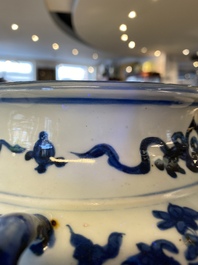 Un vase &agrave; six anses en porcelaine de Chine en bleu et blanc &agrave; d&eacute;cor de rinceaux de lotus, Wanli