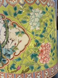 Une grande th&eacute;i&egrave;re couverte en porcelaine de Chine famille rose &agrave; fond vert de citron pour le march&eacute; Straits ou Peranakan, marque et &eacute;poque de Guangxu