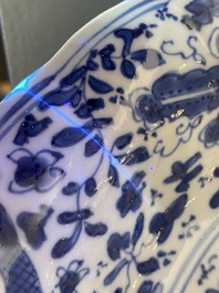 Een Chinese blauw-witte gelobde schotel met een krab en vissen, Yu merk, Kangxi