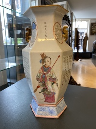 Un vase de forme hexagonale en porcelaine de Chine famille rose &agrave; d&eacute;cor de 'Wu Shuang Pu', 19&egrave;me