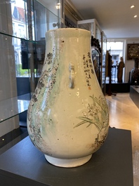 Un vase de forme 'hu' en porcelaine de Chine qianjiang cai, sign&eacute; Hai Lin, dat&eacute; 1878