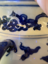Een Chinese blauw-witte hengselvaas met lotusslingers, Wanli