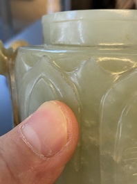 Une th&eacute;i&egrave;re couverte en jade c&eacute;ladon p&acirc;le, Chine, Qing