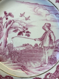 Een Chinees in purper gedecoreerd bord met 'De jonge visser' naar Abraham Bloemaert, Qianlong