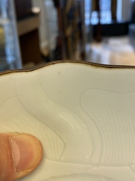 Een Chinees wit-geglazuurd bord met ingekrast lotusdecor, Xuande merk en periode