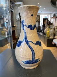 Een Chinese blauw-witte vaas met craquel&eacute; fond, Kangxi
