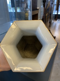 Un vase de forme hexagonale en porcelaine de Chine famille rose &agrave; d&eacute;cor de 'Wu Shuang Pu', 19&egrave;me