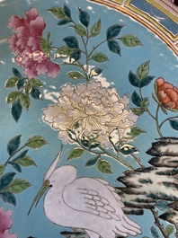 Een grote Chinese famille rose schotel met turquoise fondkleur, Guangxu merk en periode
