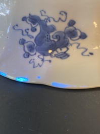 Een Chinese blauw-witte gelobde schotel met een krab en vissen, Yu merk, Kangxi