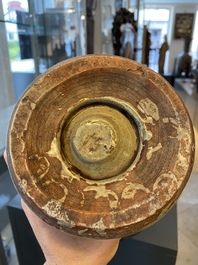 Un vase nervur&eacute; en porcelaine de Chine c&eacute;ladon de Longquan, Ming