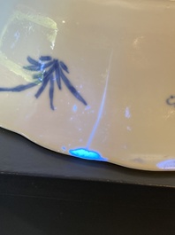 Un plat en porcelaine de Chine en bleu et blanc &agrave; d&eacute;cor d'un crabe et de poissons, marque Yu, Kangxi