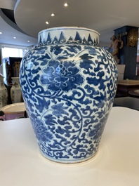 Een Chinese blauw-witte vaas met pioenslingers, Kangxi