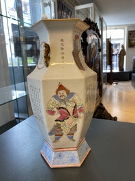 Un vase de forme hexagonale en porcelaine de Chine famille rose &agrave; d&eacute;cor de 'Wu Shuang Pu', 19&egrave;me