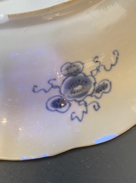 Un plat en porcelaine de Chine en bleu et blanc &agrave; d&eacute;cor d'un crabe et de poissons, marque Yu, Kangxi