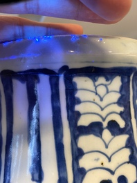 Un vase &agrave; six anses en porcelaine de Chine en bleu et blanc &agrave; d&eacute;cor de rinceaux de lotus, Wanli