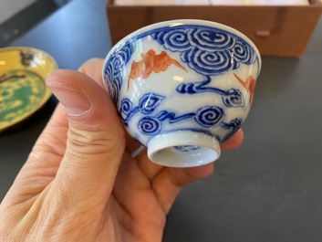 Une paire de tasses en porcelaine de Chine en bleu, blanc et rouge de fer et une coupe aux dragons, marque et &eacute;poque de Guangxu