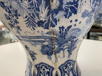 Un grand vase de forme balustre en fa&iuml;ence en bleu et blanc, Delft ou Francfort, fin du 17&egrave;me