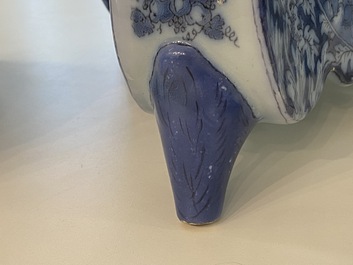 Une paire de supports de bougeoirs en fa&iuml;ence de Delft en bleu et blanc, fin du 17&egrave;me