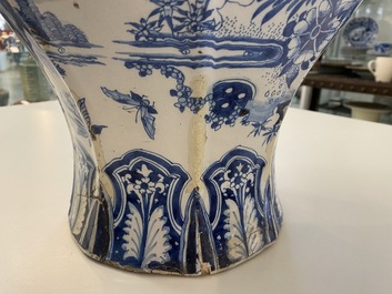 Een uitzonderlijke grote blauw-witte balustervaas met naturalistisch decor, Delft of Frankfurt, eind 17e eeuw