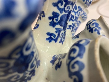 A large Dutch Delft blue and white fan-shaped tulip vase, 17/18th C.