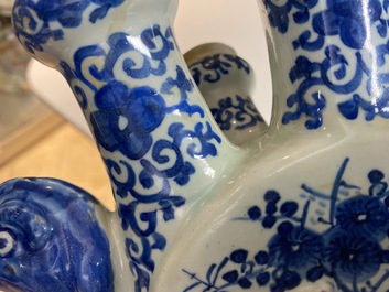 A large Dutch Delft blue and white fan-shaped tulip vase, 17/18th C.