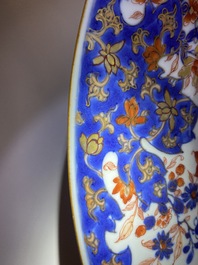 Une paire de grand plats en porcelaine de Chine verte-Imari figurant le gouverneur Duff et son &eacute;pouse, Yongzheng