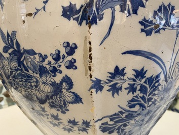 Un grand vase de forme balustre en fa&iuml;ence en bleu et blanc, Delft ou Francfort, fin du 17&egrave;me