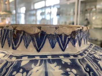 Un grand vase de forme balustre en fa&iuml;ence en bleu et blanc, Delft ou Francfort, fin du 17&egrave;me