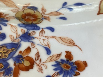 Une paire de grand plats en porcelaine de Chine verte-Imari figurant le gouverneur Duff et son &eacute;pouse, Yongzheng