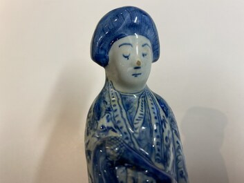 Twee blauw-witte Delftse figuren van een Chinese man en een vrouw, 1e kwart 18e eeuw