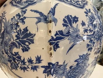 Een uitzonderlijke grote blauw-witte balustervaas met naturalistisch decor, Delft of Frankfurt, eind 17e eeuw