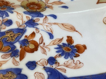 Une paire de grand plats en porcelaine de Chine verte-Imari figurant le gouverneur Duff et son &eacute;pouse, Yongzheng