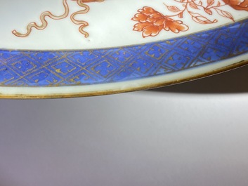 Une paire de grand plats en porcelaine de Chine verte-Imari figurant le gouverneur Duff et son &eacute;pouse, Yongzheng