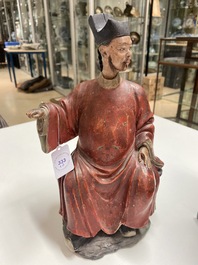 Een paar Chinese beschilderde aardewerken figuren met knikkende hoofden, Qianlong