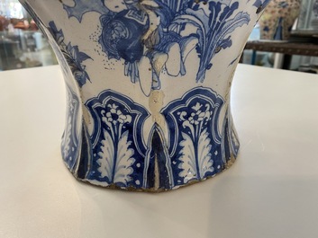 Een uitzonderlijke grote blauw-witte balustervaas met naturalistisch decor, Delft of Frankfurt, eind 17e eeuw