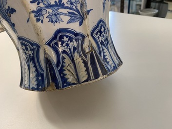 Un grand vase de forme balustre en fa&iuml;ence en bleu et blanc, Delft ou Francfort, fin du 17&egrave;me