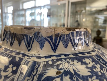 Un grand vase de forme balustre en fa&iuml;ence en bleu et blanc, Delft ou Francfort, fin du 17&egrave;me